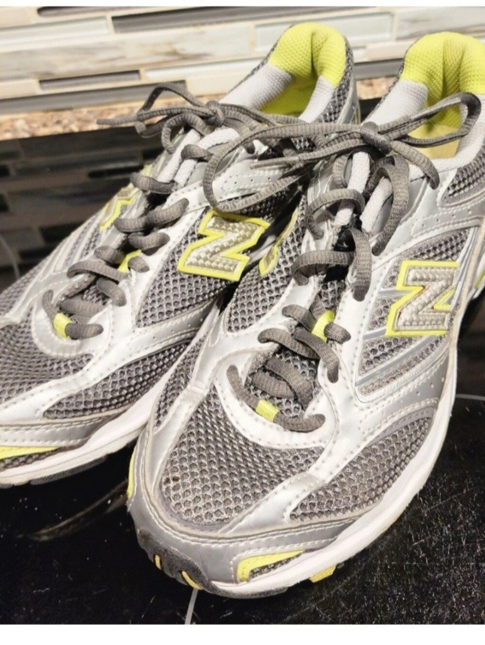 New Balance 400 Womens Sneaker in Gray w Silver & Lime Green Accent sz 7-1/2 M